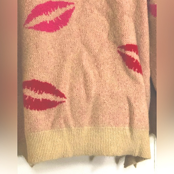 A Beautiful Soul Oversized Lip Design Fluffy Sweater. Woman’s Size b, 18/20 - Picture 6 of 10